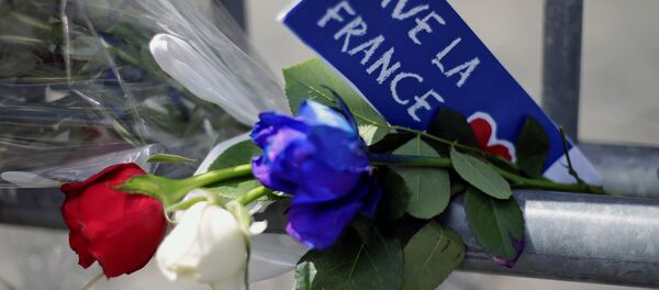 Flowers are seen attached to a fence to remember the victims of the Bastille Day truck attack in Nice in front of the French embassy in Rome. Flowers are seen attached to a fence to remember the victims of the Bastille Day truck attack in Nice in front of the French embassy in Rome. - Sputnik International