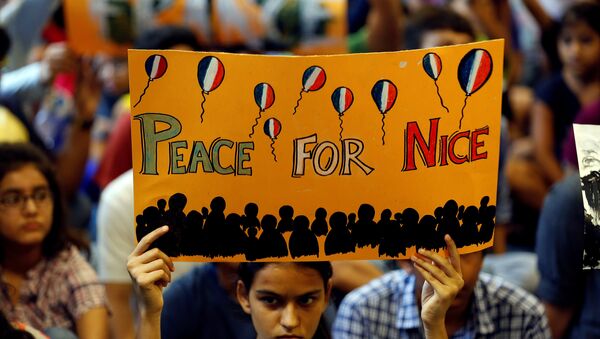 A girl holds up a placard during a prayer meet to show solidarity with the victims of the Bastille Day truck attack in Nice, at a school in Ahmedabad, India, July 15, 2016. - Sputnik International