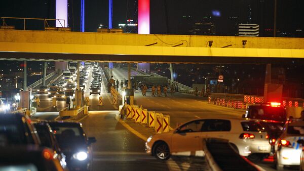 Turkish soldiers block Istanbul's iconic Bosporus Bridge on Friday, July 15, 2016. - Sputnik International