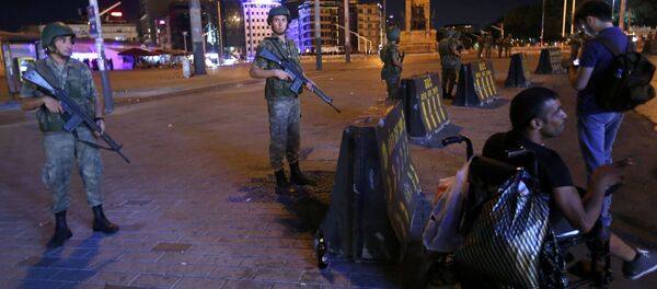 Turkish military stand guard near the the Taksim Square in Istanbul. - Sputnik International