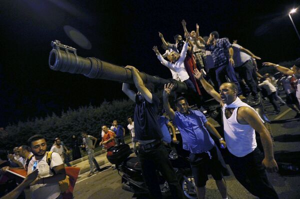People Stand On A Turkish Army Tank At Ataturk Airport In Istanbul People Stand On A Turkish Army Tank At Ataturk Airport In Istanbul - Sputnik International