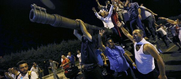 People Stand On A Turkish Army Tank At Ataturk Airport In Istanbul People Stand On A Turkish Army Tank At Ataturk Airport In Istanbul - Sputnik International