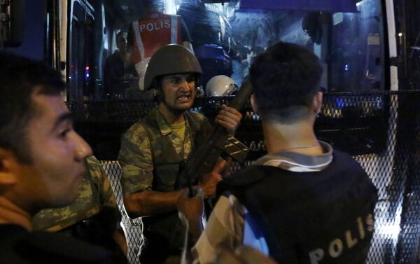 Turkish Soldiers Surrender Their Weapons To Policemen During An Attempted Coup In Istanbul's Taksim Square - Sputnik International