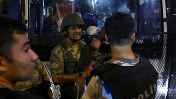 Turkish Soldiers Surrender Their Weapons To Policemen During An Attempted Coup In Istanbul's Taksim Square - Sputnik International