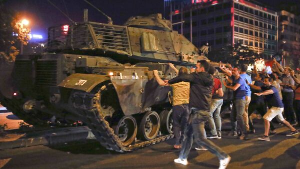 People React Near A Military Vehicle During An Attempted Coup In Ankara - Sputnik International