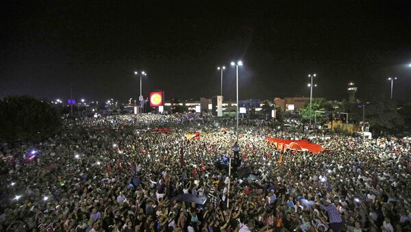 People Demonstrate Outside Ataturk International Airport During An Attempted Coup In Istanbul - Sputnik International