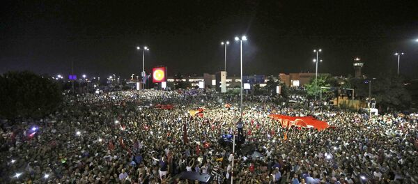 People Demonstrate Outside Ataturk International Airport During An Attempted Coup In Istanbul - Sputnik International