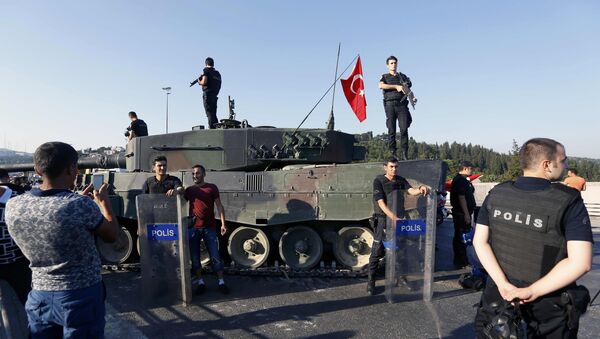 People pose with policemen after troops involved in the coup surrendered on the Bosphorus Bridge in Istanbul, Turkey July 16, 2016. - Sputnik International