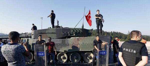 People pose with policemen after troops involved in the coup surrendered on the Bosphorus Bridge in Istanbul, Turkey July 16, 2016. - Sputnik International