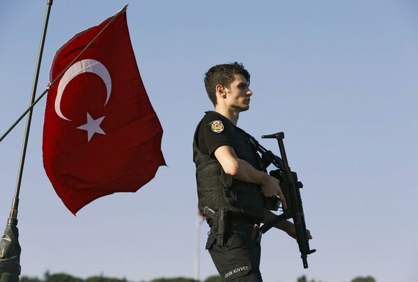 A policeman stands atop of a military armored vehicle after troops involved in the coup surrendered on the Bosphorus Bridge in Istanbul, Turkey July 16, 2016. - Sputnik International