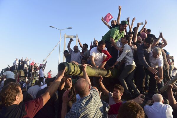 Supporters of Tukish President Tayyip Erdogan celebrate after soldiers involved in the coup surrendered on the Bosphorus Bridge in Istanbul, Turkey July 16, 2016 - Sputnik International