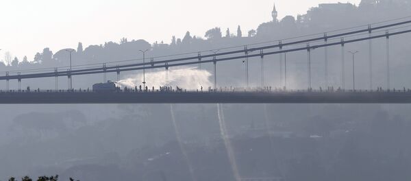A police armored vehicle uses a water cannon to disperse anti-government forces on Bosphorus Bridge in Istanbul, Turkey, July 16, 2016. - Sputnik International