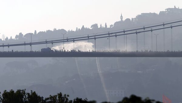 A police armored vehicle uses a water cannon to disperse anti-government forces on Bosphorus Bridge in Istanbul, Turkey, July 16, 2016. - Sputnik International
