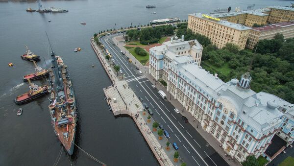 Cruiser Aurora towed to permanent mooring at Petrovskaya Embankment - Sputnik International