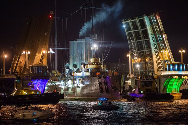 Cruiser Aurora towed to permanent mooring at Petrovskaya Embankment - Sputnik International