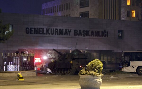 A tank is seen in front of the gate of the General Staff headquarters during an attempted coup in Ankara, Turkey July 16, 2016. - Sputnik International
