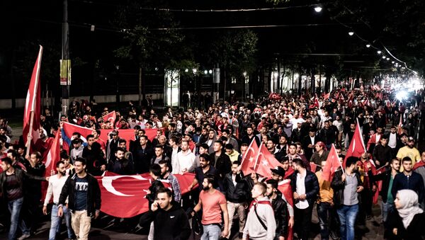 Erdogan-supporters demonstrate in Vienna, Austria, on July 16, 2016 - Sputnik International