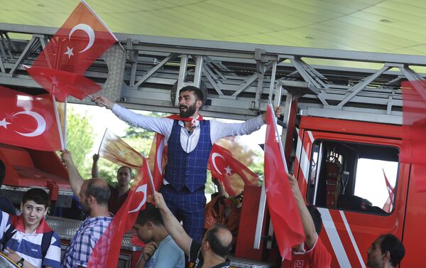 People against the attempted coup celebrate at Istanbul's Ataturk airport, Saturday, July 16, 2016. - Sputnik International