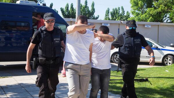 Two of the eight Turkish soldiers who fled to Greece in a helicopter and requested political asylum after a failed military coup against the government, are brought to prosecutor by two policemen in the northern Greek city of Alexandroupolis, Greece, July 17, 2016. - Sputnik International