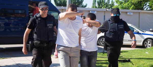 Two of the eight Turkish soldiers who fled to Greece in a helicopter and requested political asylum after a failed military coup against the government, are brought to prosecutor by two policemen in the northern Greek city of Alexandroupolis, Greece, July 17, 2016. - Sputnik International