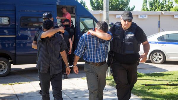 Two of the eight Turkish soldiers who fled to Greece in a helicopter and requested political asylum after a failed military coup against the government, are brought to prosecutor by two policemen in the northern Greek city of Alexandroupolis, Greece, July 17, 2016. - Sputnik International