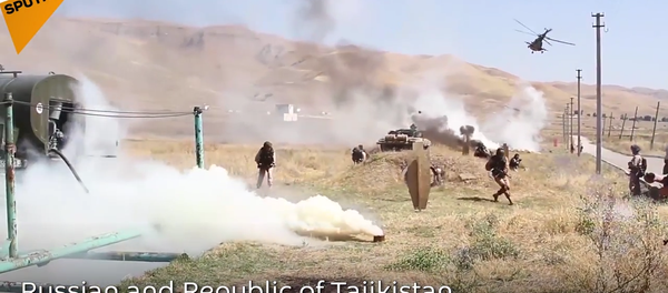 Russia’s and Tajikistan’s Troops Go Through Flame-Assault Course - Sputnik International