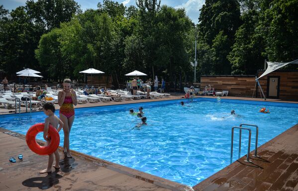 Bikini Season Opens as Summer Heat Hits Moscow - Sputnik International