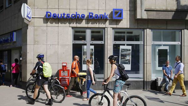 People pass in front of a branch of Germany's Deutsche Bank in Cologne, Germany, July 18, 2016 - Sputnik International