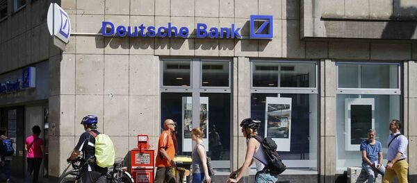 People pass in front of a branch of Germany's Deutsche Bank in Cologne, Germany, July 18, 2016 - Sputnik International
