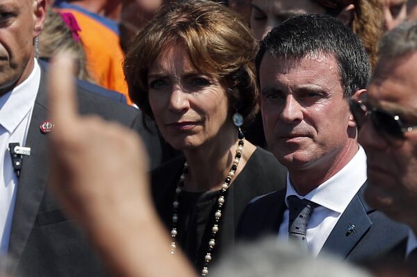 People boo French prime minister Manuel Valls, center, and Health Minister Marisol Touraine, left, after a minute of silence on the famed Promenade des Anglais in Nice, southern France, to honor the victims of an attack near the area where a truck mowed through revelers, Monday, July 18, 2016. - Sputnik International
