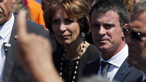 People boo French prime minister Manuel Valls, center, and Health Minister Marisol Touraine, left, after a minute of silence on the famed Promenade des Anglais in Nice, southern France, to honor the victims of an attack near the area where a truck mowed through revelers, Monday, July 18, 2016. - Sputnik International