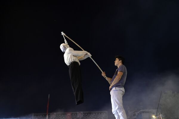 A Pro-Erdogan supporter holds an effigy of US based cleric Fetullah Gulen hanged by a noosed on during a rally at Taksim square in Istanbul on July 18, 2016 A Pro-Erdogan supporter holds an effigy of US based cleric Fetullah Gulen hanged by a noosed on during a rally at Taksim square in Istanbul on July 18, 2016 - Sputnik International