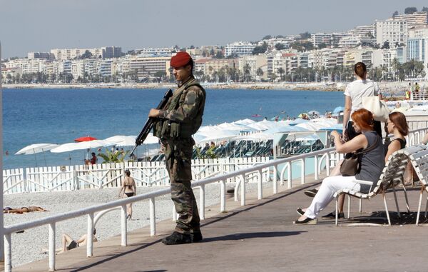 A soldier secures the Promenade des Anglais in Nice, southern France, Monday, July 18, 2016, prior to a minute of silence to honor the victims of the Bastille Day attack on Thursday in Nice. - Sputnik International