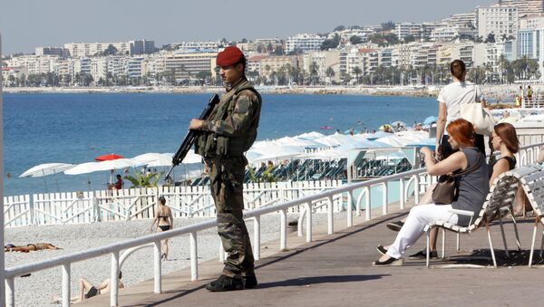 A soldier secures the Promenade des Anglais in Nice, southern France, Monday, July 18, 2016, prior to a minute of silence to honor the victims of the Bastille Day attack on Thursday in Nice - Sputnik International