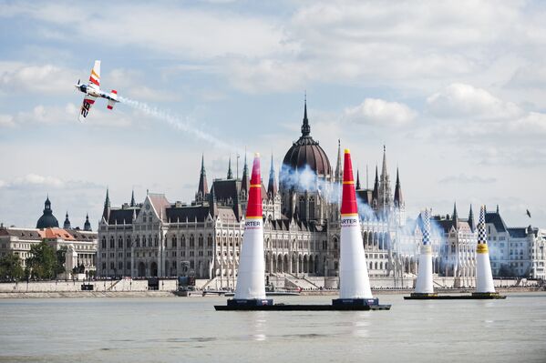 Planes Fly Low and Extremely Fast at Budapest Air Race - Sputnik International
