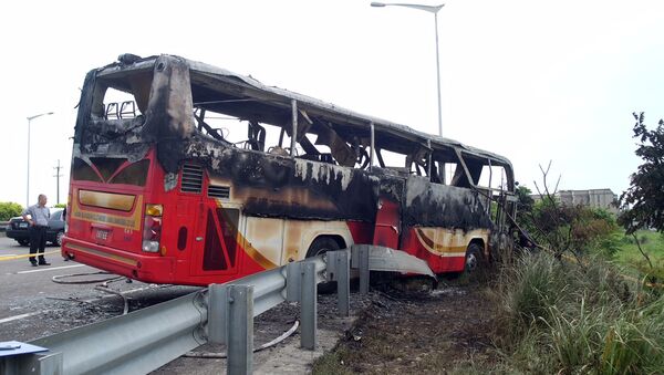 Investigators inspect a bus carrying tourists from mainland China that crashed and caught fire along an expressway on its way to the airport in Taiwan's city of Taoyuan on July 19, 2016 - Sputnik International