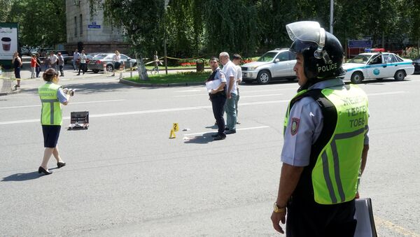 Investigators and police officers work on a scene of shooting on the street in Almaty, Kazakhstan, July 18, 2016 - Sputnik International