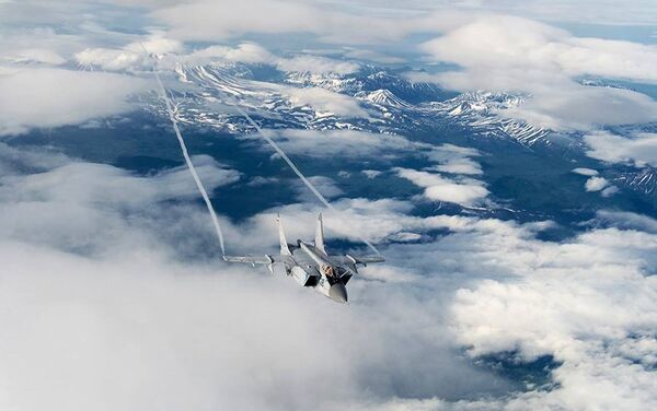 Mig-31 Foxhound supersonic interceptor of the Russian Pacific Fleet performs midair refuelling. - Sputnik International