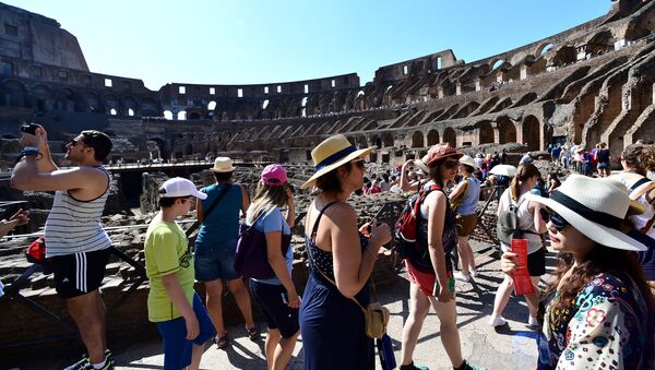Tourists visit the ancient Colosseum on June 28, 2016 in Rome - Sputnik International