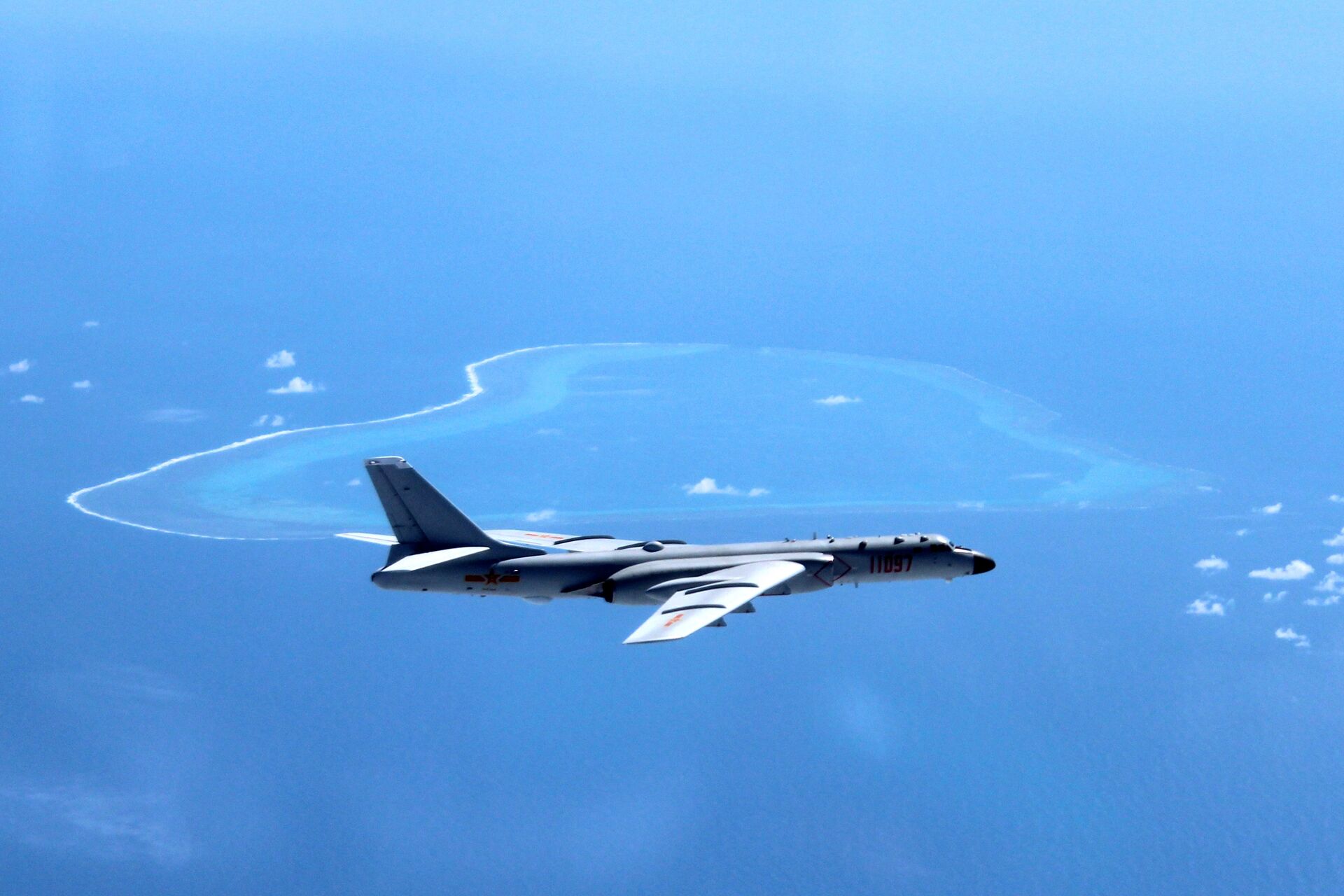 In this undated photo released by Xinhua News Agency, a Chinese H-6K bomber patrols the islands and reefs in the South China Sea.  - Sputnik International, 1920, 09.11.2021