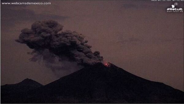 Fiery Blast, Lava Spew Seen During Colima Volcano Night Eruption - Sputnik International