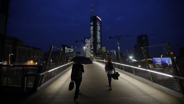 People walk on a bridge which leads to business center and the Unicredit headquarters building, center, in Milan, Italy (File) - Sputnik International