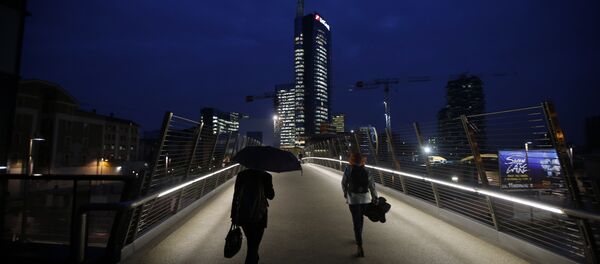 People walk on a bridge which leads to business center and the Unicredit headquarters building, center, in Milan, Italy (File) - Sputnik International