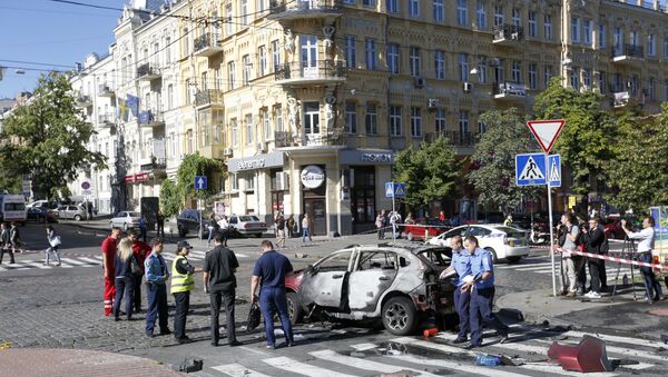 Forensic experts examine the wreckage of a burned car in Kiev, Ukraine, Wednesday, July 20, 2016 - Sputnik International