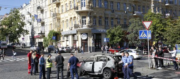 Forensic experts examine the wreckage of a burned car in Kiev, Ukraine, Wednesday, July 20, 2016 - Sputnik International