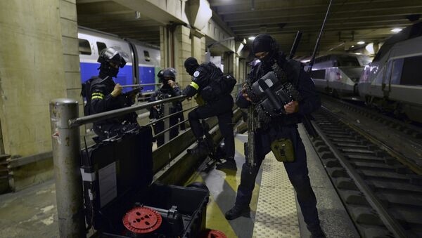 A member of the Research and Intervention Brigades(BRI) checks a robot during a terror attack exercise at the Gare Montparnasse railway station in Paris, Wednesday, April 20, 2016 - Sputnik International