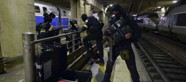 A member of the Research and Intervention Brigades(BRI) checks a robot during a terror attack exercise at the Gare Montparnasse railway station in Paris, Wednesday, April 20, 2016 - Sputnik International