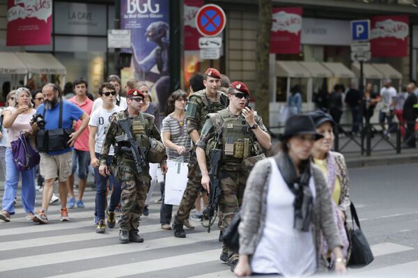 French soldiers anti-terror security forces operation Sentinelle patrol near the Galeries Lafayette in Paris on July 15, 2016, a day after the attack in Nice. French soldiers anti-terror security forces operation Sentinelle patrol near the Galeries Lafayette in Paris on July 15, 2016, a day after the attack in Nice. - Sputnik International