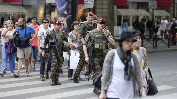 French soldiers anti-terror security forces operation Sentinelle patrol near the Galeries Lafayette in Paris on July 15, 2016, a day after the attack in Nice. - Sputnik International