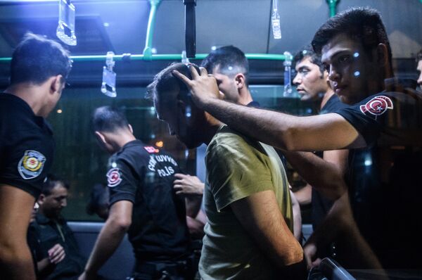 Turkish anti riot police officers detain a Turkish soldier who allegedly took part in a military coup as they are leaving in a bus the courthouse at Bakirkoy district in Istanbul on July 16, 2016 Turkish anti riot police officers detain a Turkish soldier who allegedly took part in a military coup as they are leaving in a bus the courthouse at Bakirkoy district in Istanbul on July 16, 2016 - Sputnik International